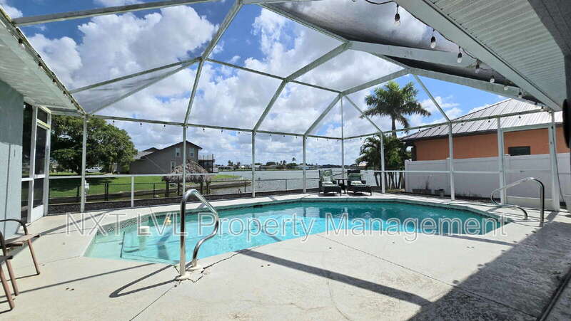 Cape Coral House: 837 SE 3rd Ter