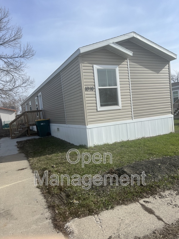 West Fargo House: 825 1st Ave