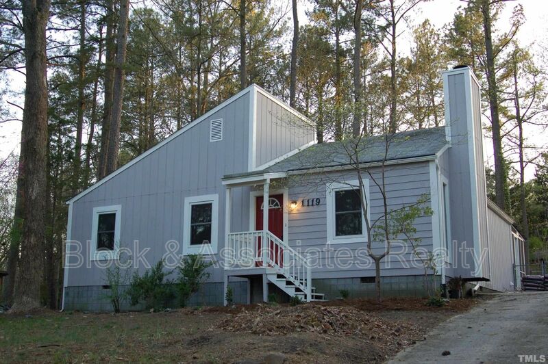 Durham House: 1119 Saxony Drive