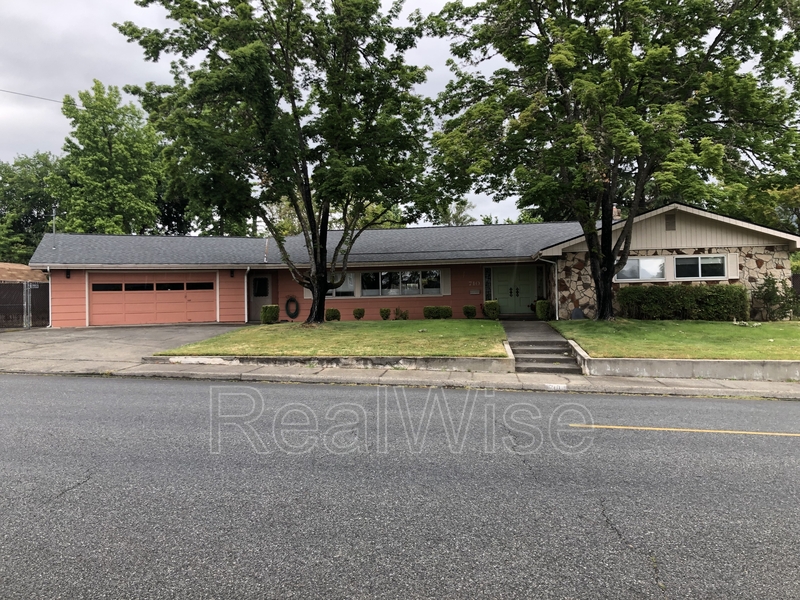 Grants Pass House: 710 NW Midland Ave