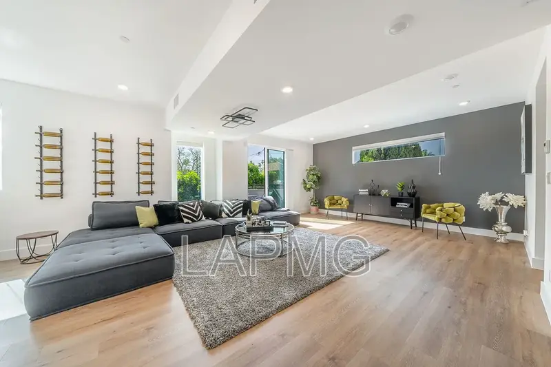 North Hollywood House: 4637 Laurel Canyon Boulevard