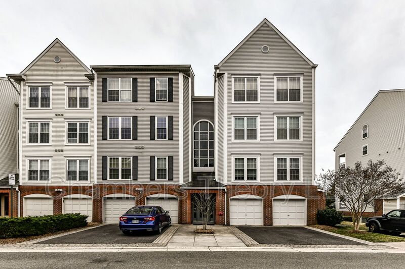 Alexandria Condo: 275 S Pickett St