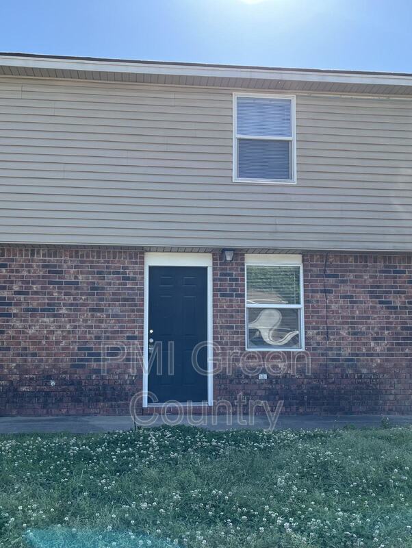 Coweta Townhome: 404 E Redwood St