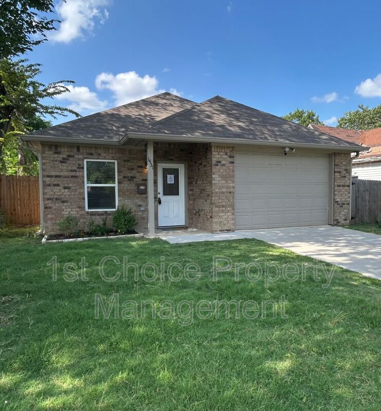 Fort Worth House: 1431 E Maddox Ave