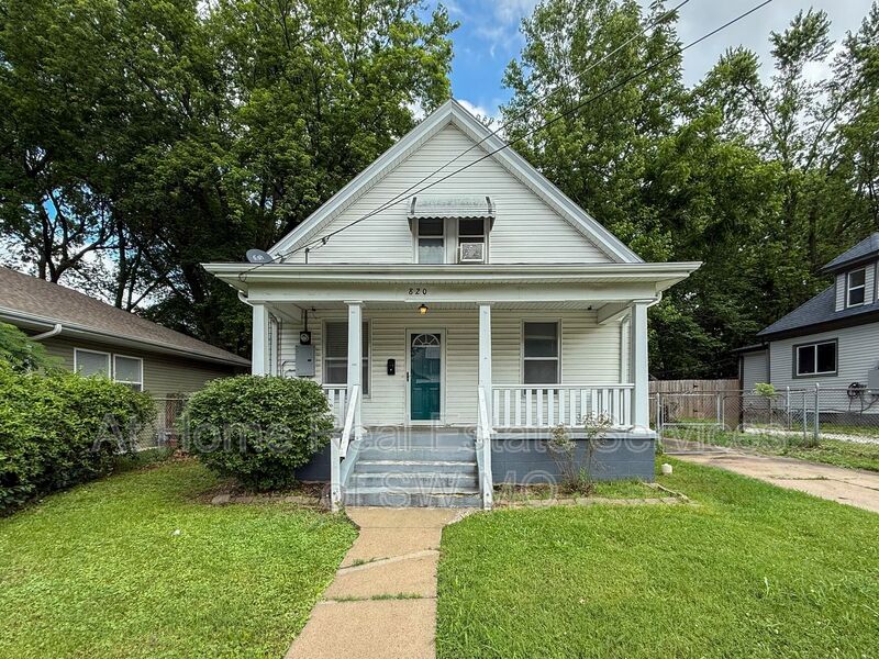 Springfield House: 820 S New