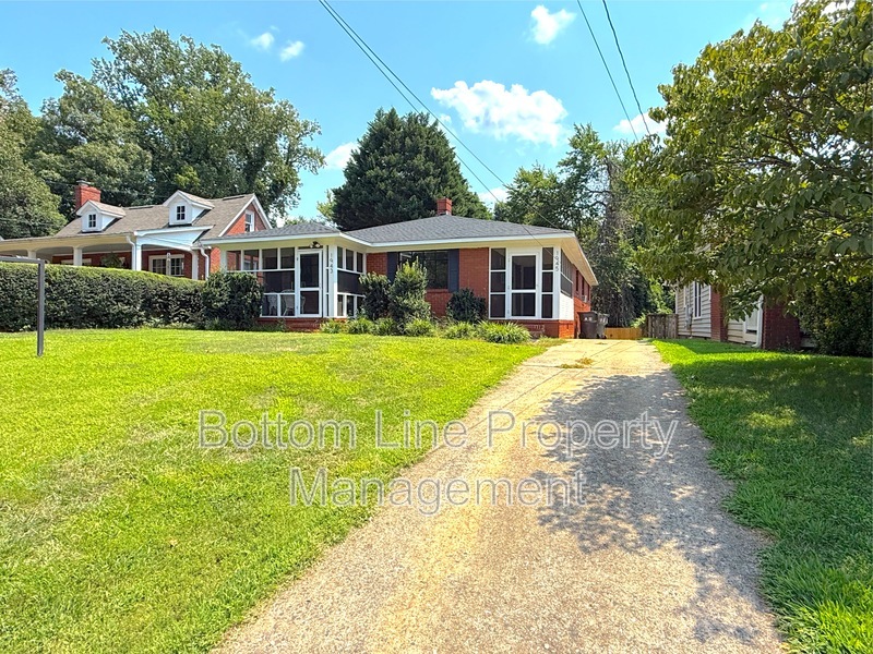 Charlotte Condo: 1945 Woodcrest Ave