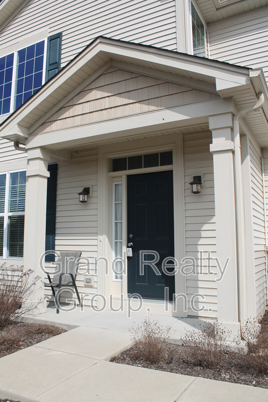 Round Lake House: 460 S Jade Lane