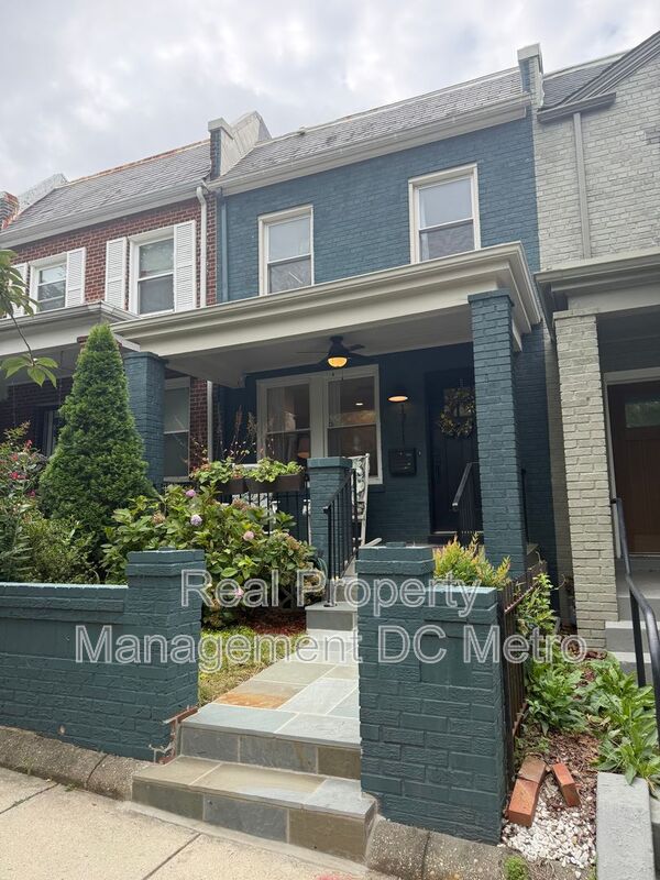 Washington Townhome: 1711 Lang Pl NE