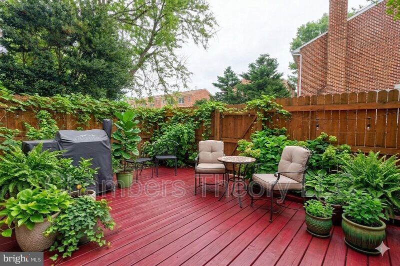 Arlington Condo: 939 S Scott St