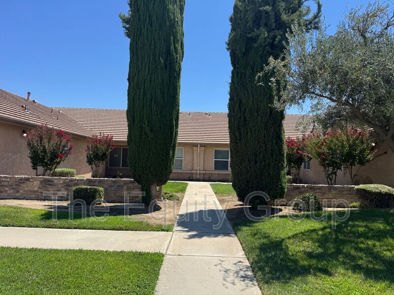 Visalia House: 2824 North County Center