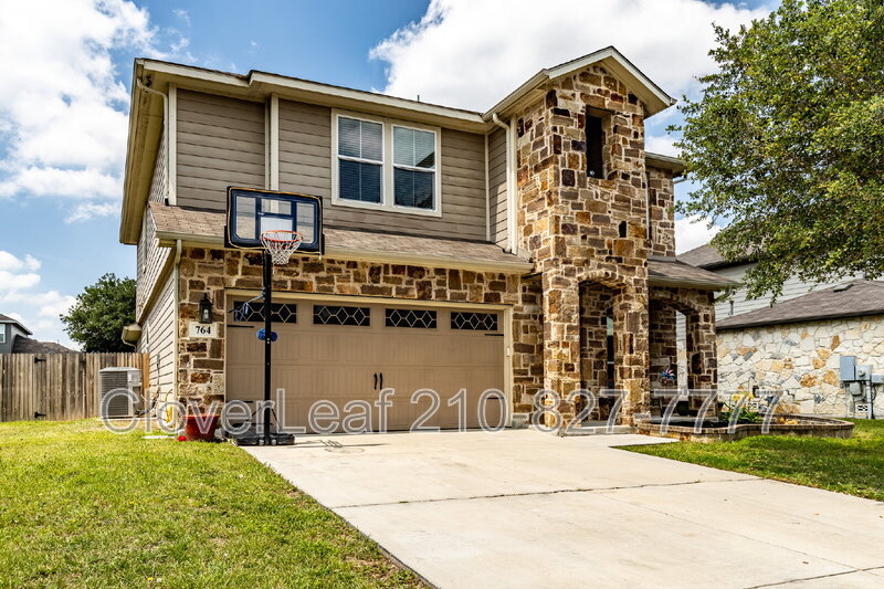 Schertz House: 764 Clearbrook Ave