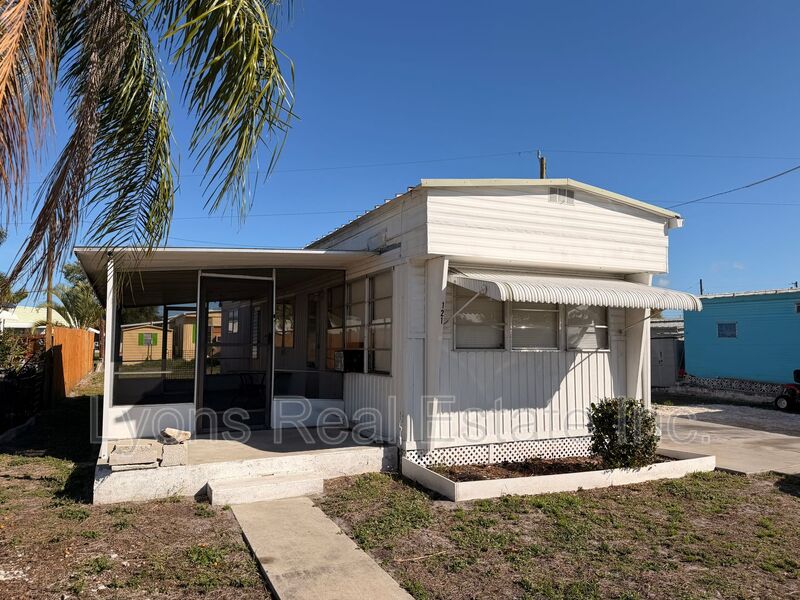 North Fort Myers House: 121 Coachlight Ave