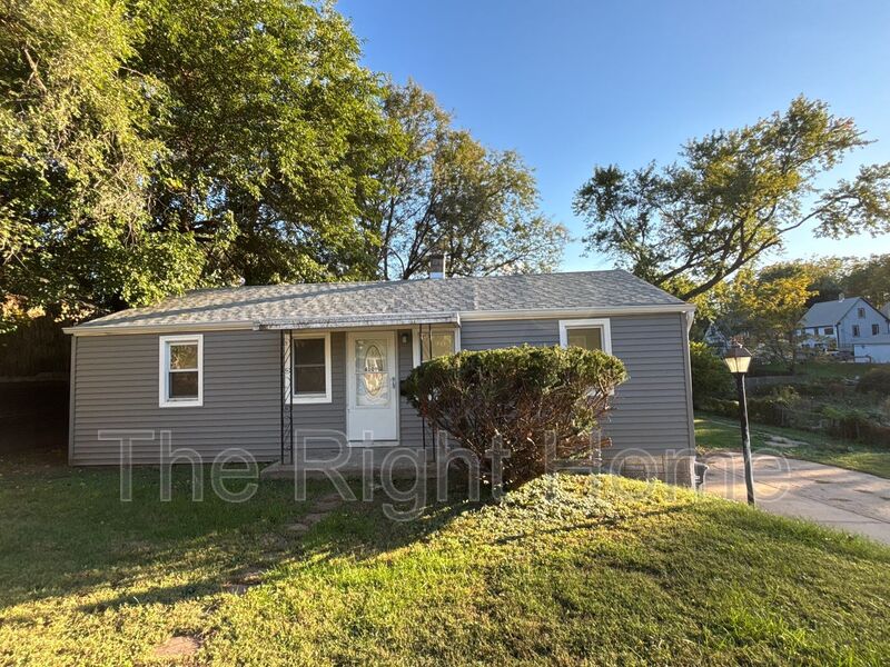 Omaha House: 6109 Bedford Ave