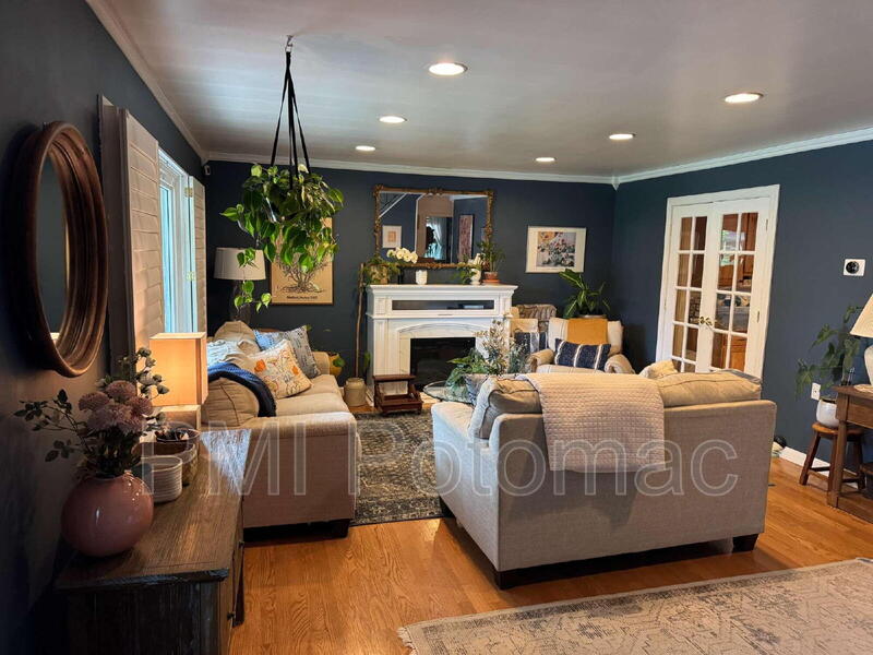 Bowie House: 12618 Kavanaugh Ln