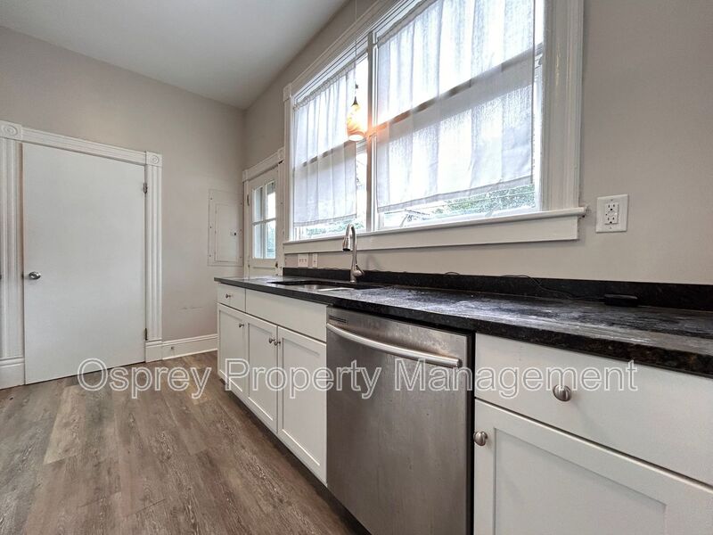 Charming 2-Bedroom Home -Close to Downtown Hampton! *ASK ABOUT OUR ZERO DEPOSIT* - Photo 12