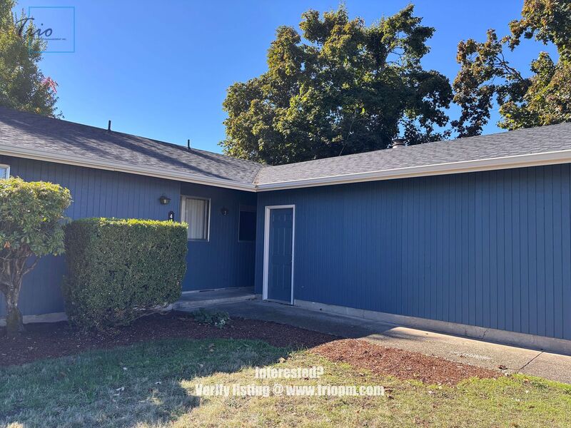 Springfield House: 414 49th Loop