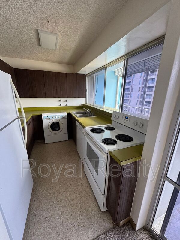 Honolulu Condo: 439 Keoniana St
