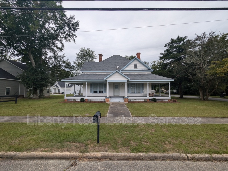 Glennville House: 414 N Caswell St