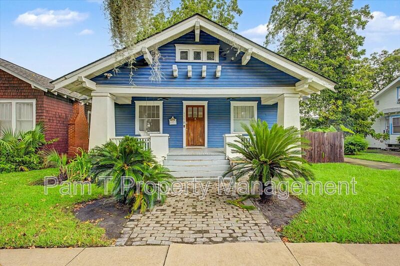 Savannah House: 1118 E Duffy St