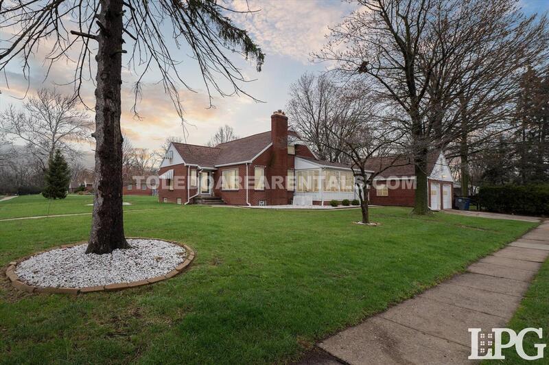 Perrysburg House: 391 Perry Dr