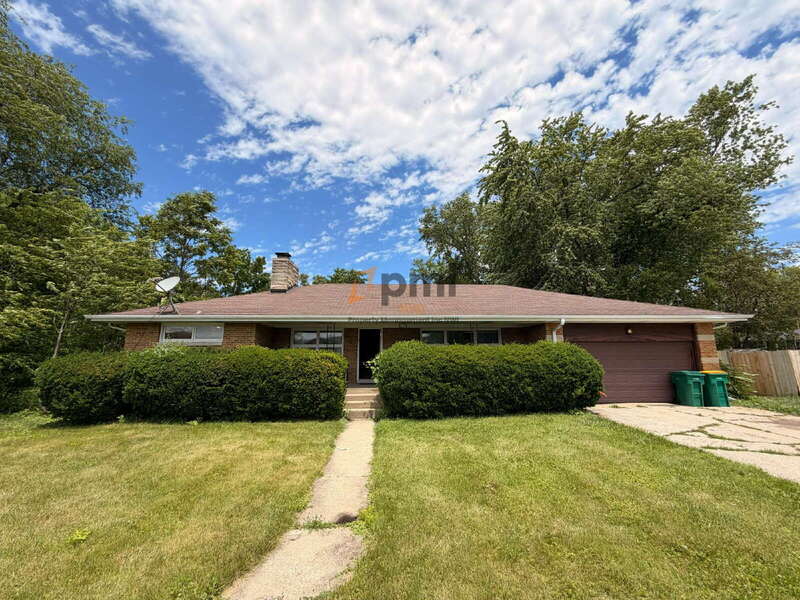 Merrillville House: 330 E 69th Pl