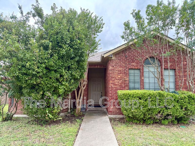 Dallas House: 13339 Fall Manor