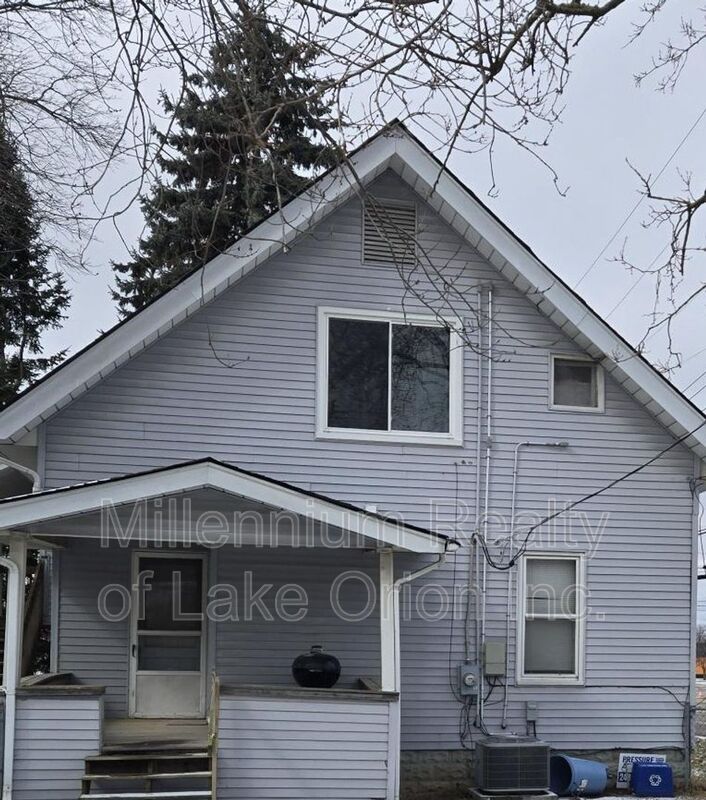 Keego Harbor Condo: 2305 Pine Lake Ave