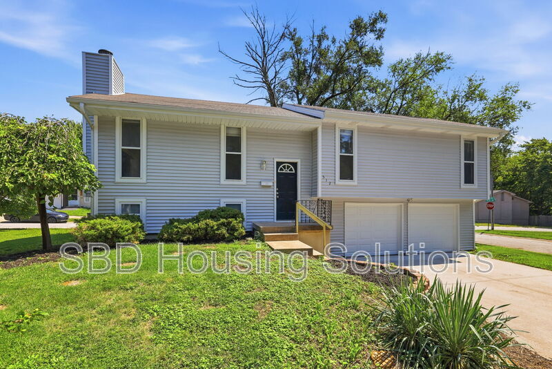 Lee's Summit House: 512 NE Weathervane St