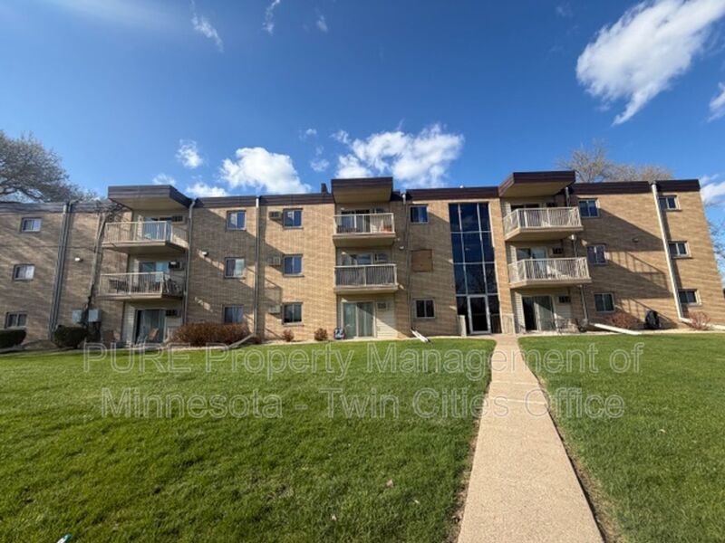 Roseville Condo: 3153 Old Highway 8