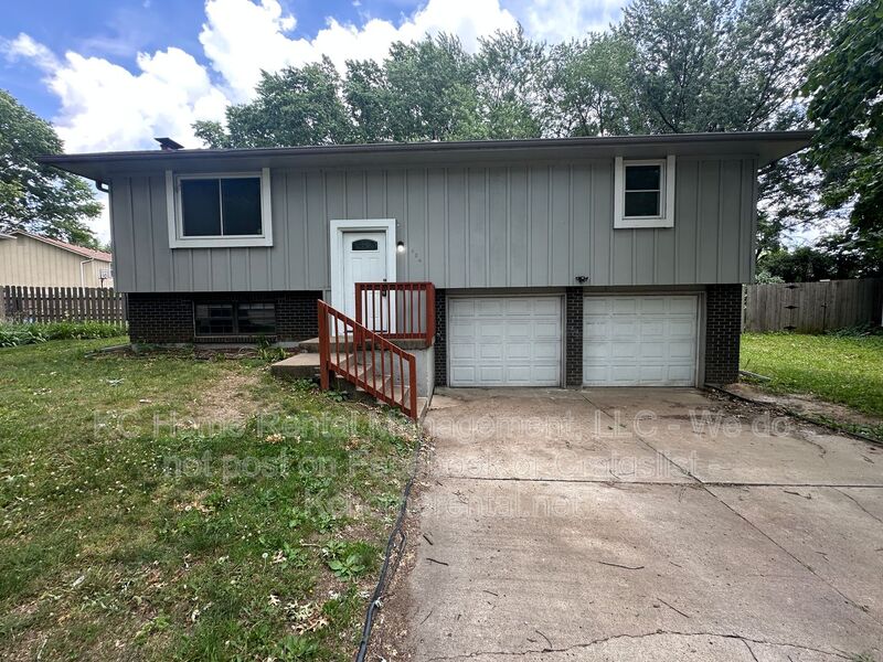 Blue Springs House: 424 NE Lakeview Dr