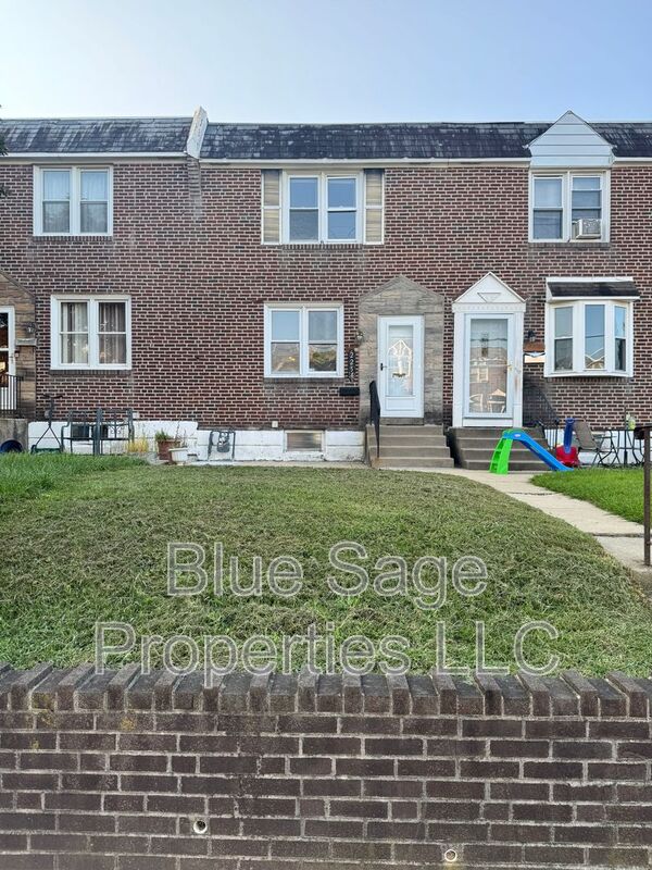 Upper Darby House: 2254 S Harwood Ave