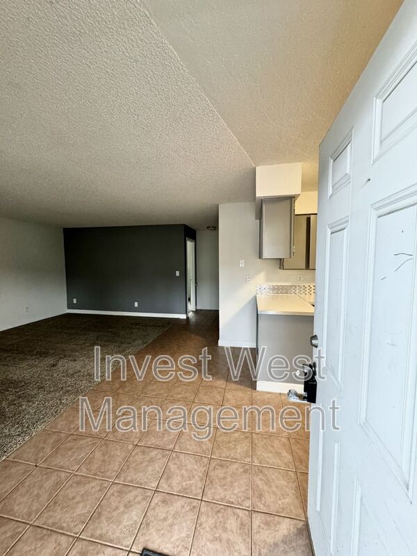 Longview Condo: 972 33 Avenue