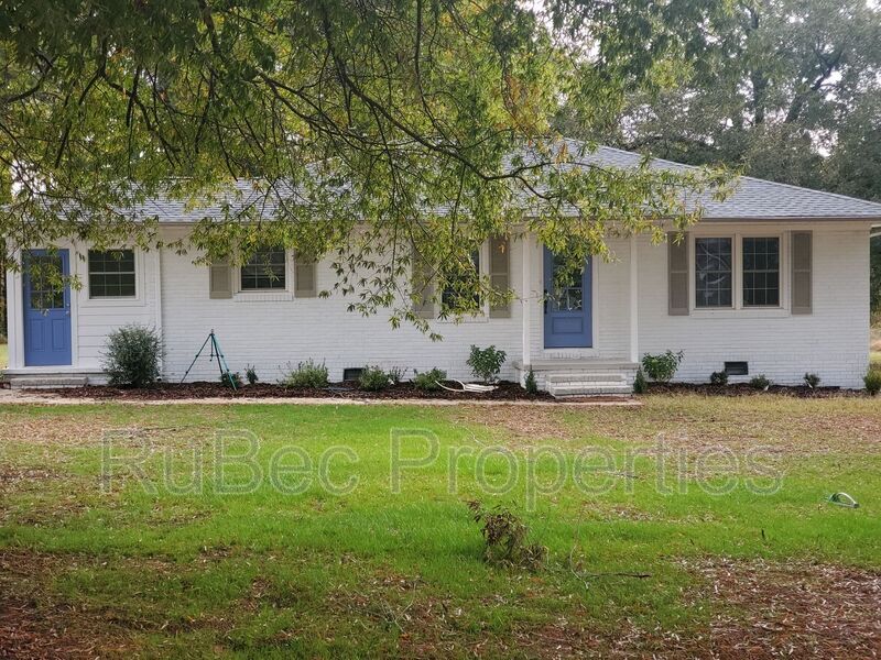 Huntersville House: 15640 Ewart Rd