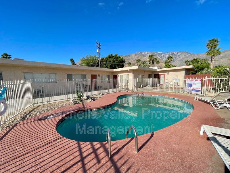 Palm Springs House: 2295 N Junipero Ave