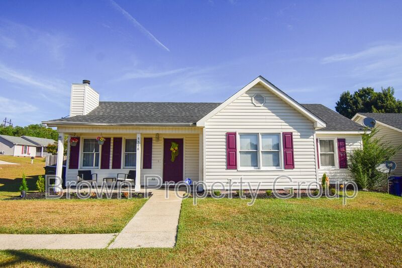 Fayetteville House: 5598 Windy Knoll Pl