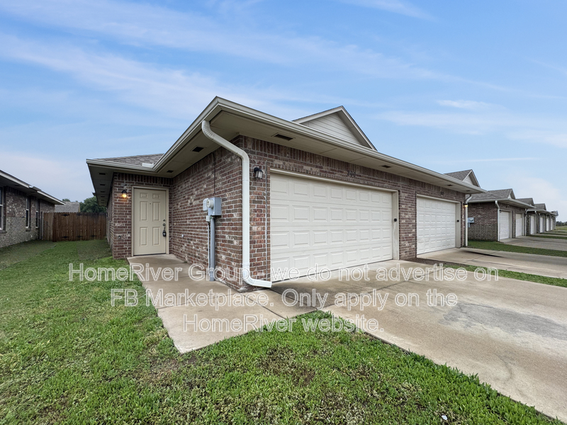 Edmond Condo: 200 Ashley Dr