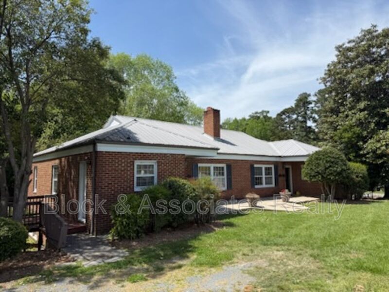Asheboro House: 227 Lexington Rd