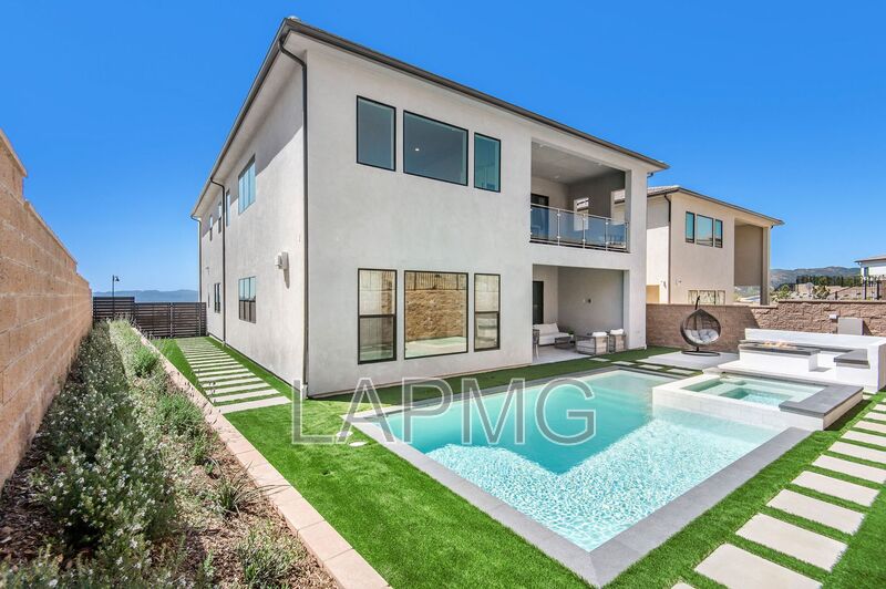 Porter Ranch House: 20601 W Overlook Ct