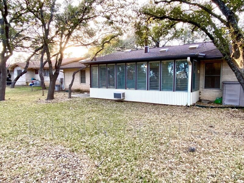 Well-maintained 3 bed/2 bath single-story home with HUGE enclosed porch and close proximity to Bandera Road & Loop 410! - Slider navigation 6