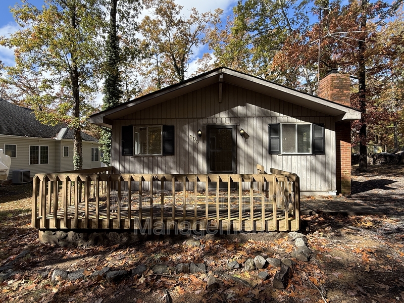 Locust Grove House: 900 Lakeview Parkway