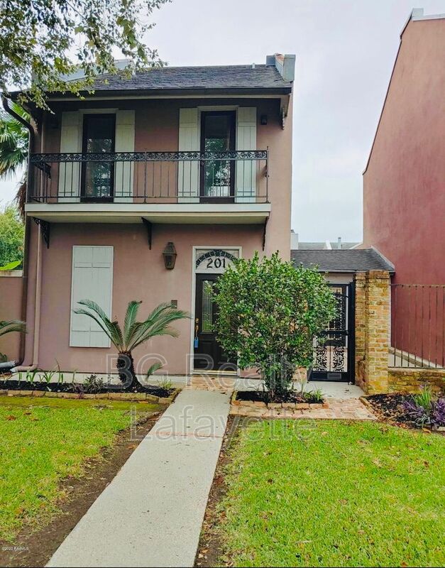 Lafayette Townhome: 201 Ursuline Street