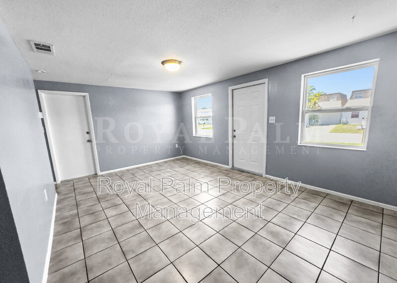 Fort Myers Condo: 6617 Warwick Circle