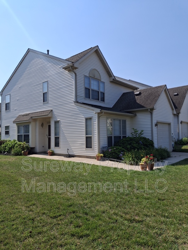 Delran Townhome: 1 Periwinkle Ln