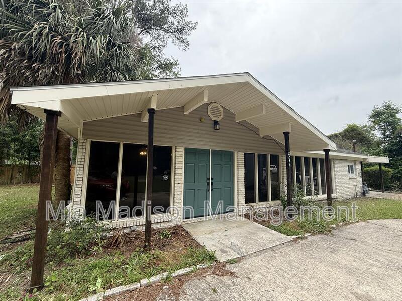 Savannah House: 2233 E Derenne Ave