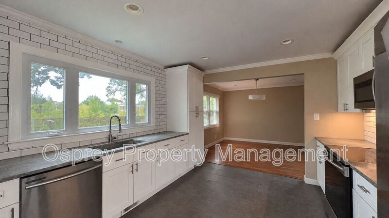 Beautifully Renovated 3-Bedroom Home in Virginia Beach! - Photo 6