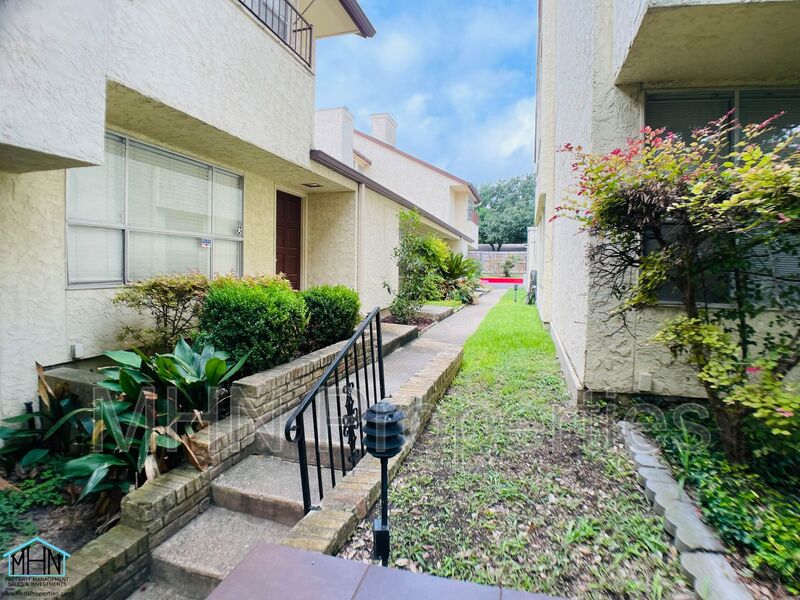 Cozy 2 bed/2 bath condo in a secluded area, near Alamo Heights, and close local to highways and so much more! - Preview 5