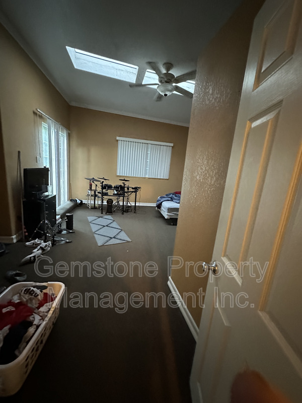 San Diego House: 4839 Campanile Dr