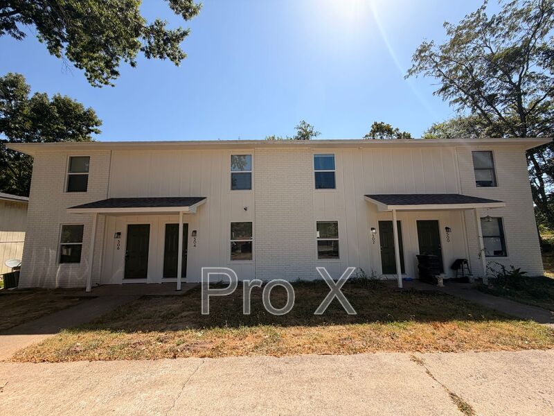Fayetteville House: 506 N Betty Jo Drive