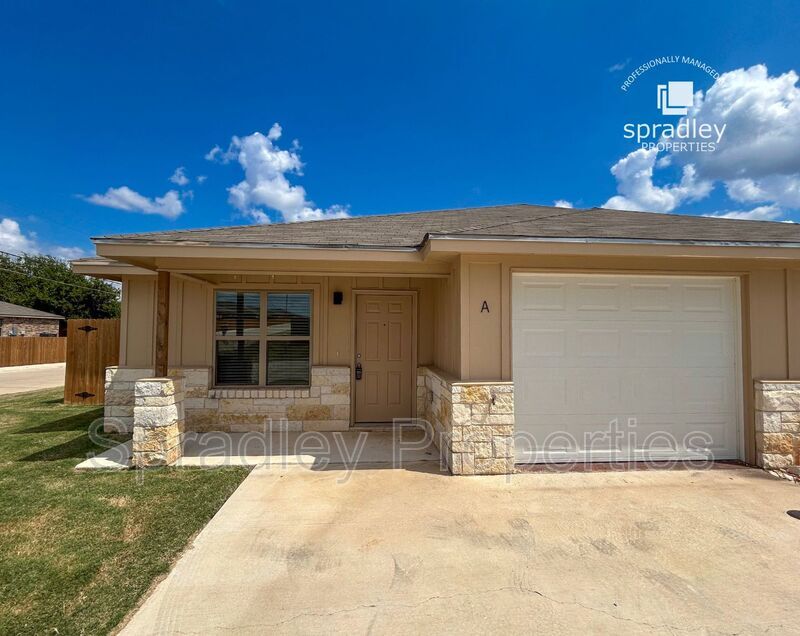 Belton Townhome: 1008A Llano Ct