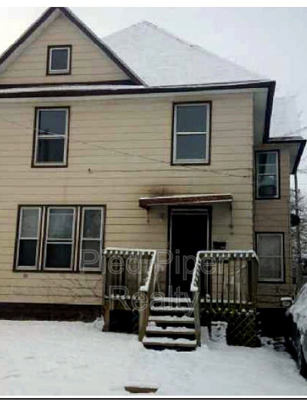 Freeport Condo: 253 1/2 W Pleasant St